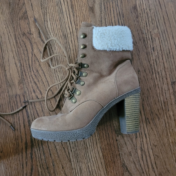 Boots - Picture 3 of 7